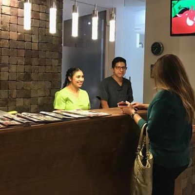 Equipo de asistencia de METLICH Centro de Odontología atendiendo en recepción