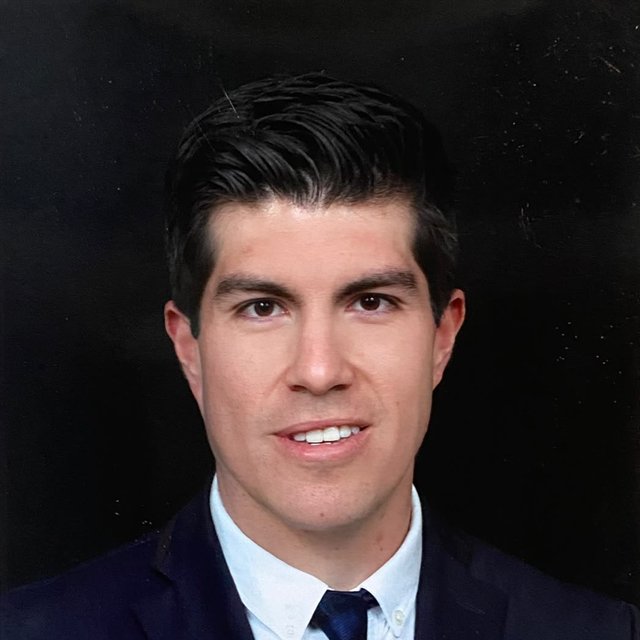 Dr. Daniel González Argüelles, especialista en periodoncia e implantes de METLICH Centro de Odontología