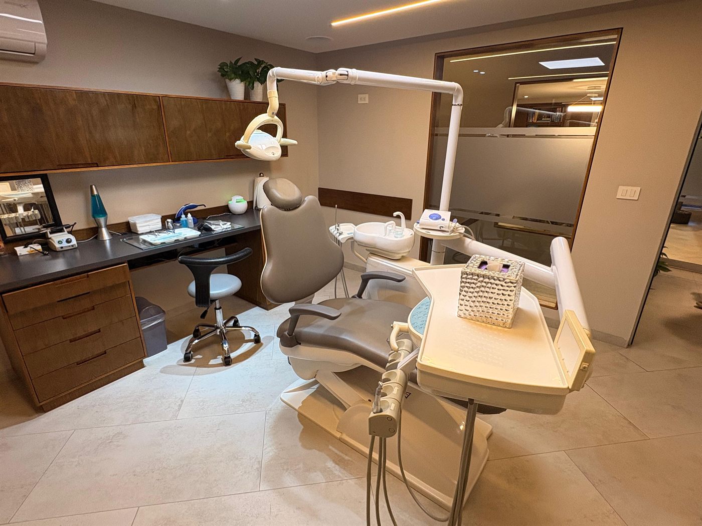 Consultorio dental de METLICH Centro de Odontología, con unidad dental y mobiliario de madera